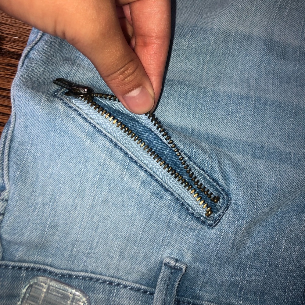 Cropped Light Wash Jeans - Picture 3 of 5